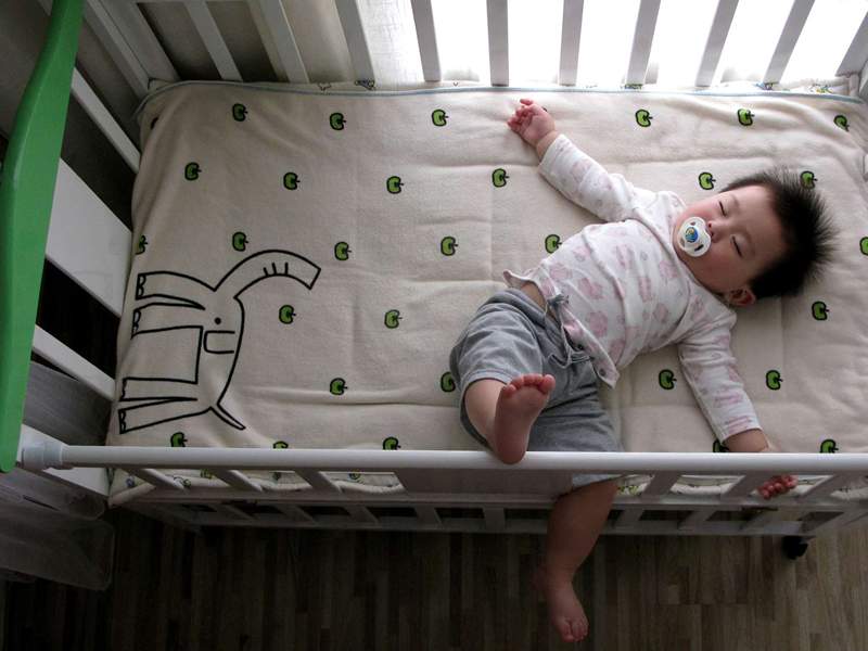 ¿Puede mi bebé dormir con un chupete??
