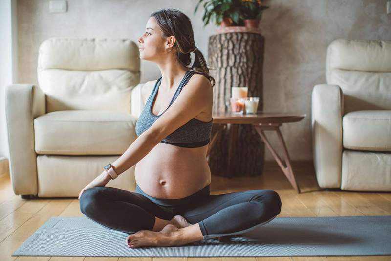 ¿Es seguro hacer abdominales o abdominales mientras está embarazada??
