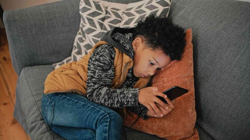 Amicizia digitale Il ruolo della tecnologia nella vita sociale dei nostri bambini