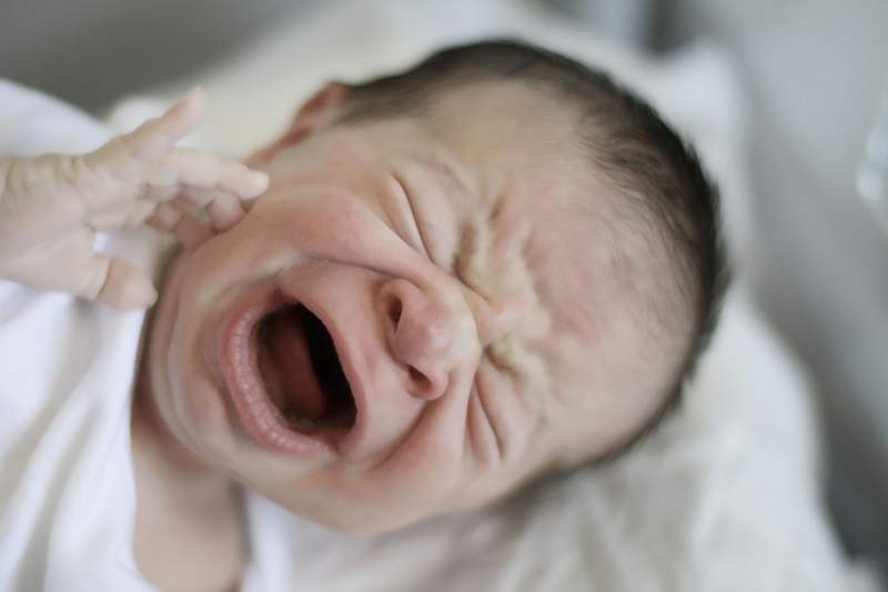 Cos'è la sindrome da astinenza da oppiacei neonatali?