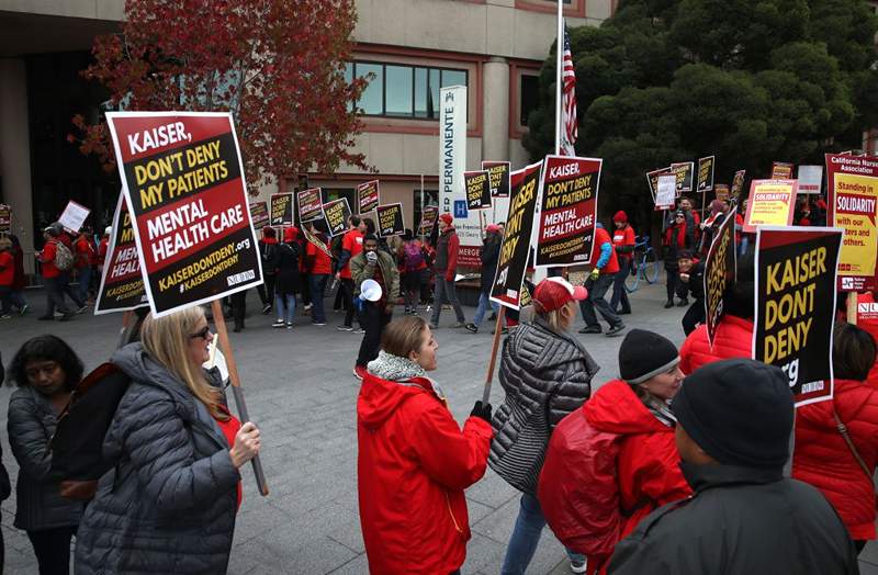 Perché migliaia di operatori sanitari mentali della California sono in sciopero