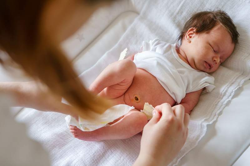 ¿Qué debo hacer si el cordón umbilical de mi bebé está sangrando??