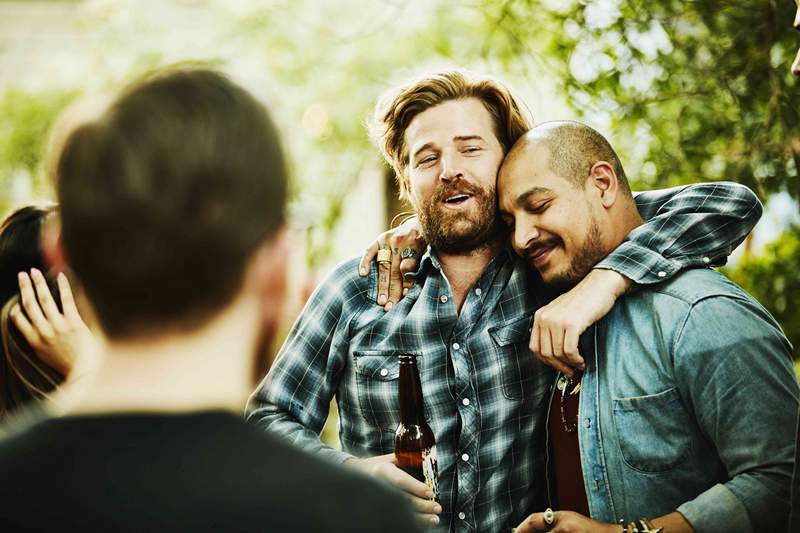 Para tener mejores amistades, los hombres deben adoptar la vulnerabilidad y la comunicación