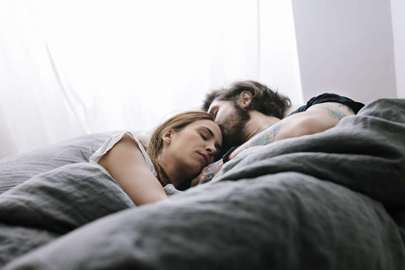 Sexsomnia si riferisce all'attività sessuale durante il sonno, perché succede e come far fronte