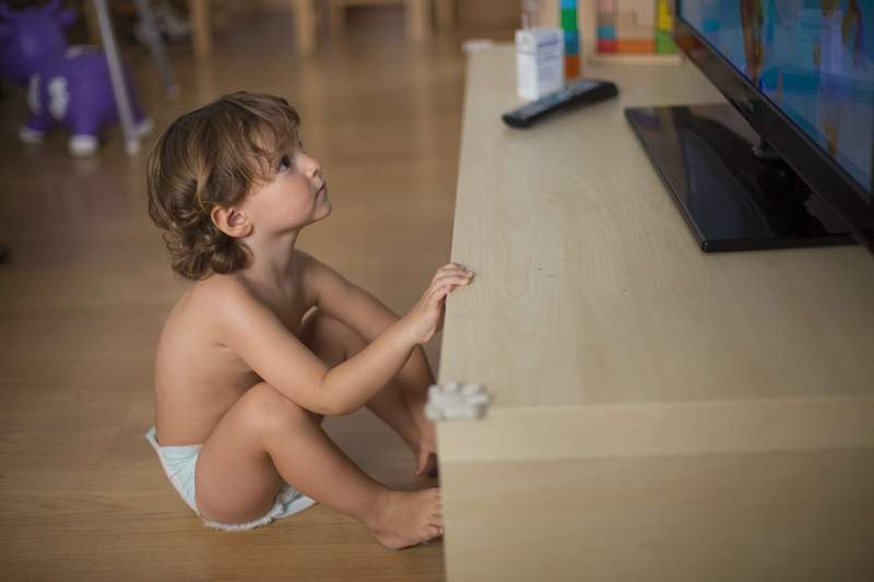 La TV prima di coricarsi fa male al cervello di tuo figlio