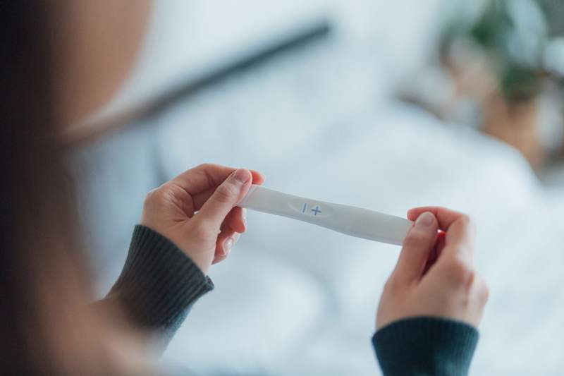 Lo que necesita saber sobre cómo la variante Omicron afecta el embarazo