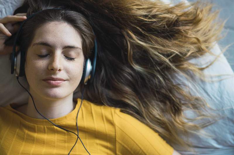 Sia canzoni felici o tristi, la musica prima di andare a letto potrebbe significare un sonno migliore